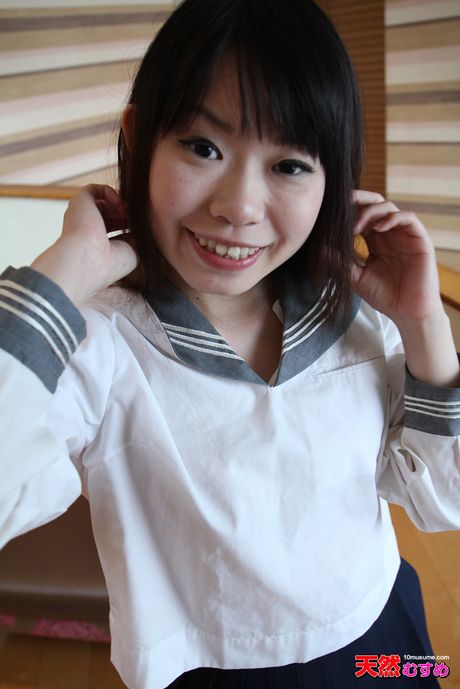 亞洲女學生 Chiho Arimura 脫光衣服並被大屌操