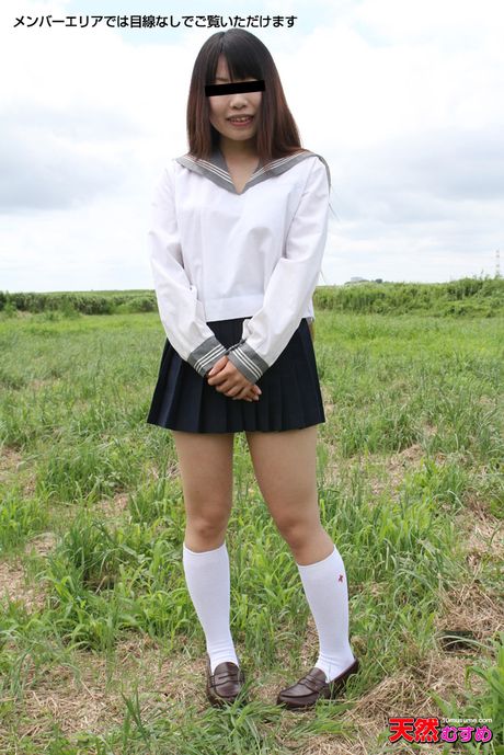 亞洲女學生 Chiho Arimura 脫光衣服並被大屌操