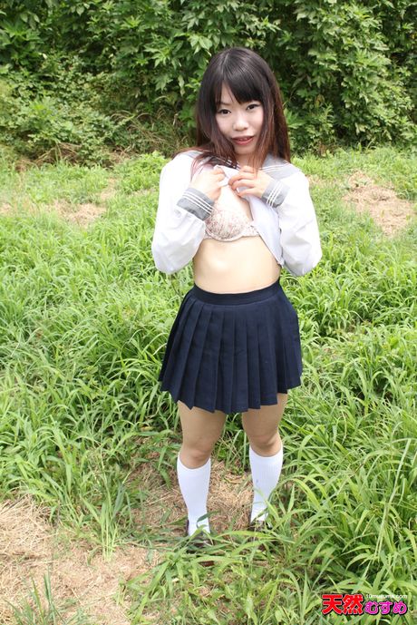 亞洲女學生 Chiho Arimura 脫光衣服並被大屌操