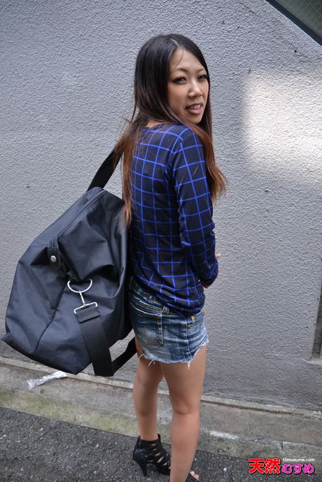 Asian teen Emiri Naka gets her pussy creampied after a POV fuck