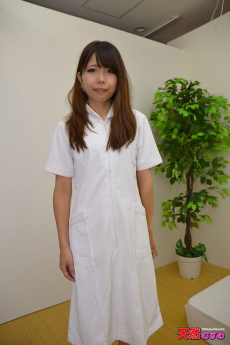 Asiatisk sygeplejerske Aiko Nishino stripper og får sin fisse dicked