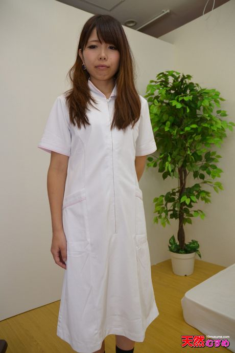 Asiatisk sygeplejerske Aiko Nishino stripper og får sin fisse dicked