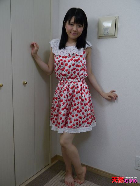 女學生 Mai Araki 的陰部被一個淫蕩的男人舔舐和乾