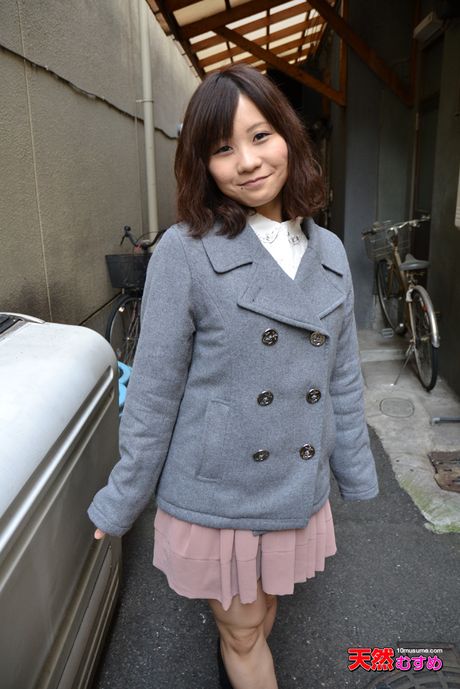 亞洲少女 Eri Kubota 的毛茸茸小穴被大屌射進內射