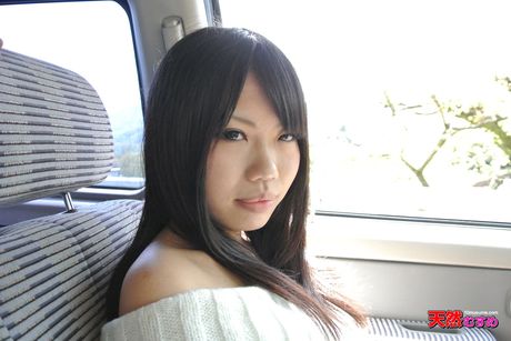 亞洲美女石黑優展現她的小乳房並玩弄她的陰部