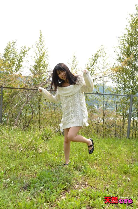 亞洲美女石黑優展現她的小乳房並玩弄她的陰部