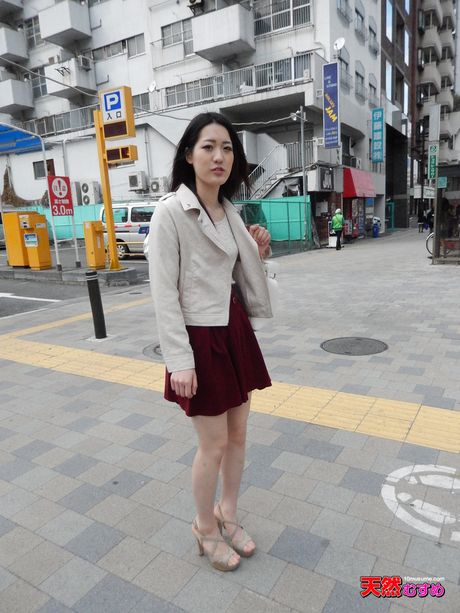 アジアの可愛い藤田正美がディルドをオマンコに詰め込まれる