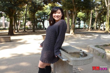 豐滿的日本寶貝 Yukari Funaki 的陰部被射精