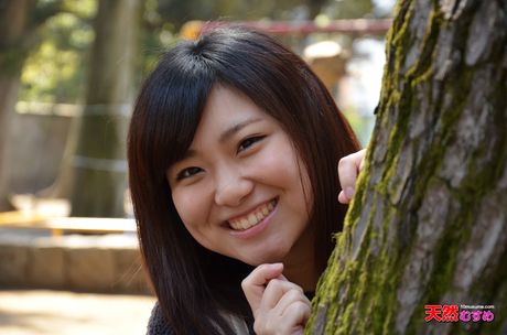 豐滿的日本寶貝 Yukari Funaki 的陰部被射精