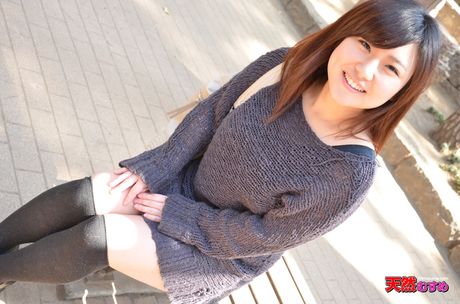 豐滿的日本寶貝 Yukari Funaki 的陰部被射精