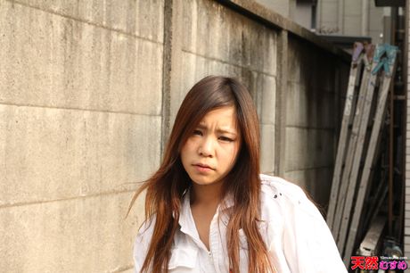 Fyldig asiatisk babe Suzuki Marie får sin fisse fyldt med en dildo