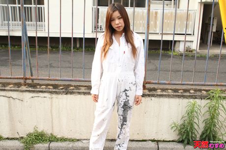 Fyldig asiatisk babe Suzuki Marie får sin fisse fyldt med en dildo