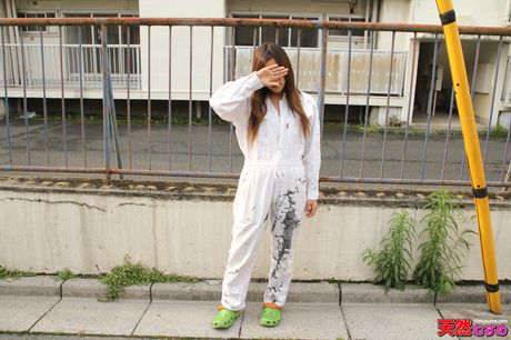 Fyldig asiatisk babe Suzuki Marie får sin fisse fyldt med en dildo