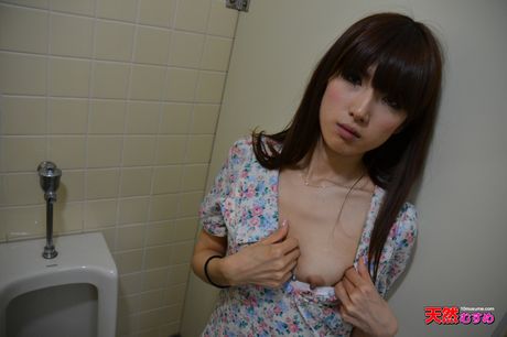 Asiatisk søde Keiko Kitano får sin fisse creampied efter et POV-fuck