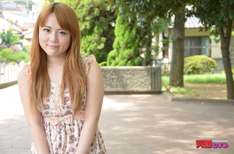 亞洲女僕 Saki Suginami 用白色假陽具將她的陰部射入