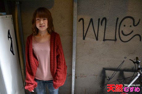 Asiatisk teenager Kurod Ami får sin fisse slikket og boret af en hvid fyr