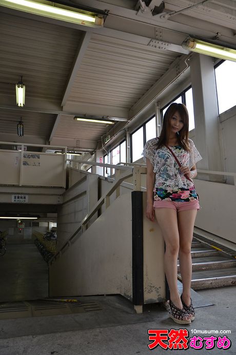 Brunøjede asiatiske babe Ninomiya Miyu får sin fisse fyldt med en pik