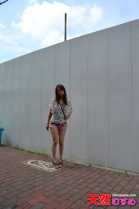 Brunøjede asiatiske babe Ninomiya Miyu får sin fisse fyldt med en pik