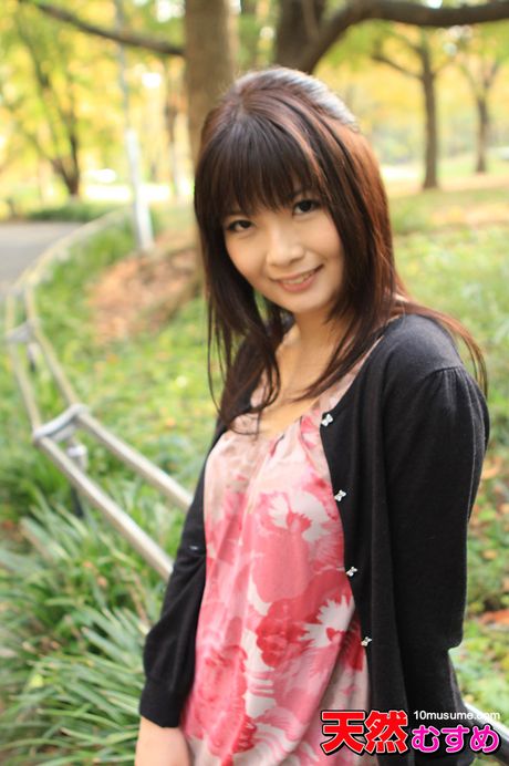 亞洲美女 Momo Hukada 炫耀她的大胸部並在廚房裡被操