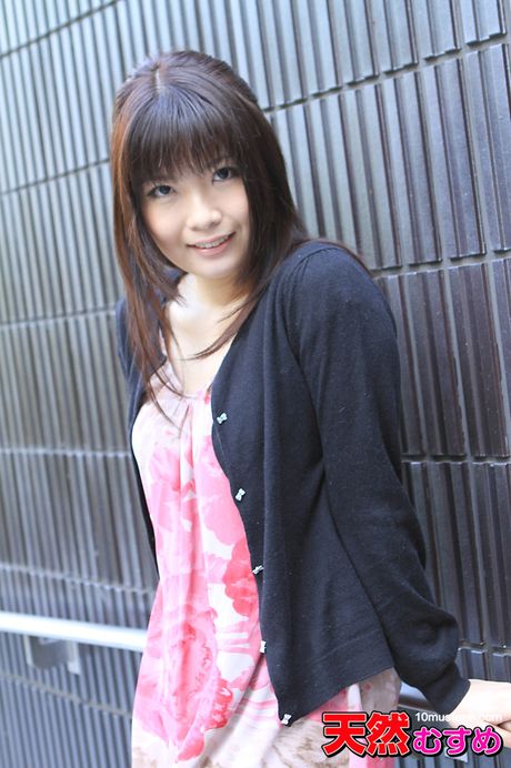 亞洲美女 Momo Hukada 炫耀她的大胸部並在廚房裡被操