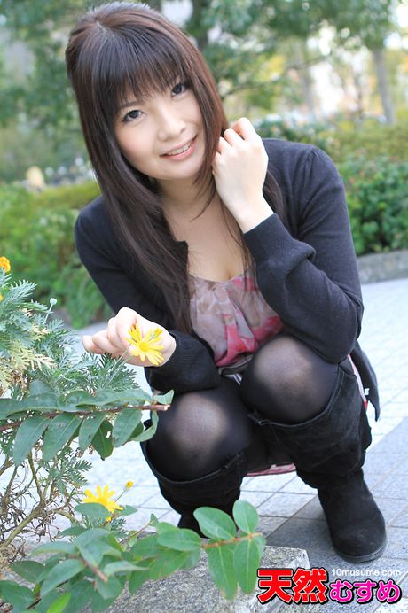 亞洲美女 Momo Hukada 炫耀她的大胸部並在廚房裡被操