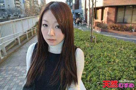 Brunøjede asiatiske babe Ishikawa Sae stripper og onanerer