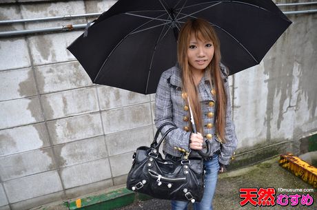 Asiatisk model Sasaki Noriko kommer ovenpå under POV-sex på badeværelset