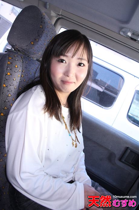 アジア人熟女大沢遥が巨乳を披露して中出しされる