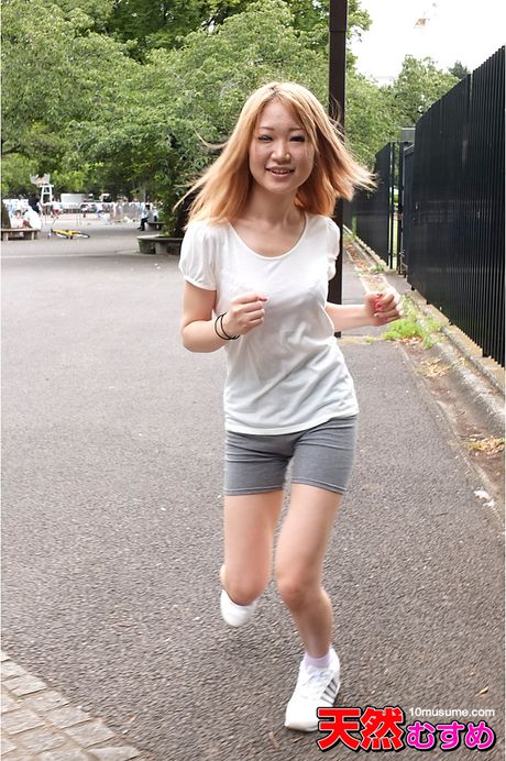 Brunøjede Anri Maeda er en japansk babe, der elsker at onanere