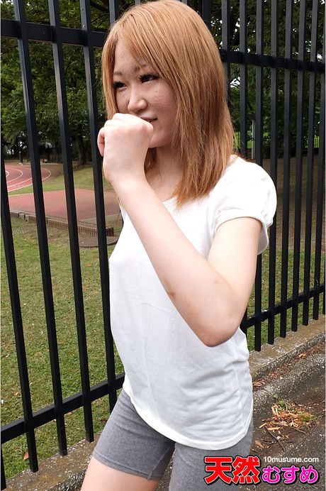 Brunøjede Anri Maeda er en japansk babe, der elsker at onanere