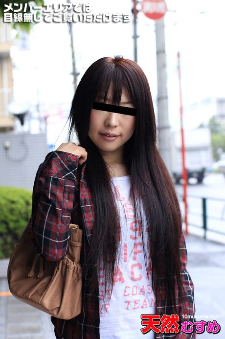 亞洲老熟女大澤梨沙的陰戶被假陽具塞滿