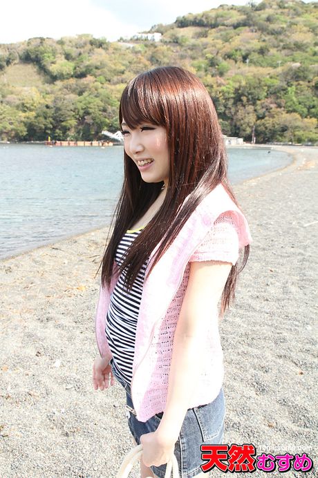 亞洲寶貝水島愛展示她的大胸部並在戶外被操