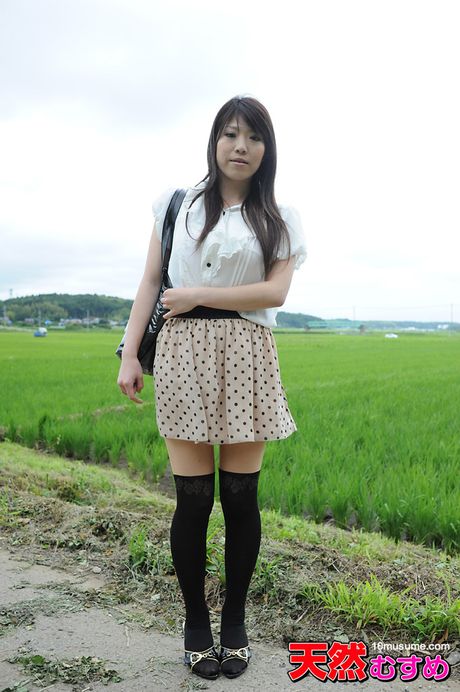 亞洲女孩 Yukina Shimizu 脫光衣服，然後在床上用手指操她