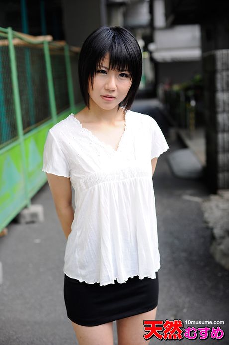 アジアの美人なつみは、興奮した男にマンコを舐められ、チンポを犯される