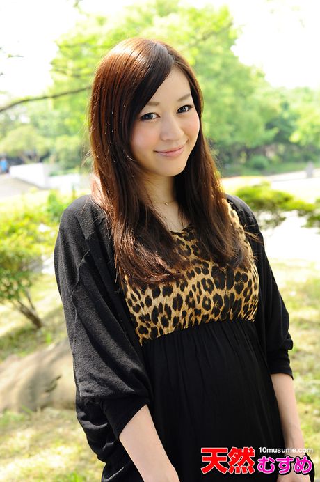 亞洲女孩 Mari Ono 在進行肛交前脫掉內衣