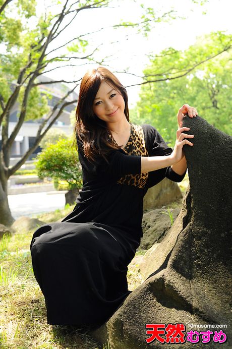 亞洲女孩 Mari Ono 在進行肛交前脫掉內衣