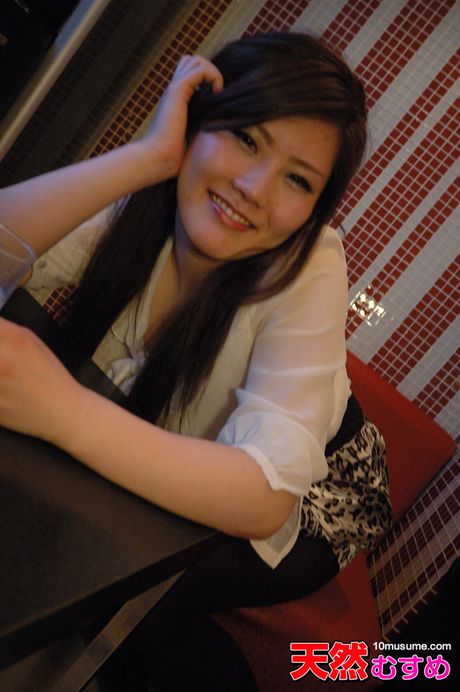 新垣澪是一位性感的亞洲美女，喜歡炫耀自己的身材曲線