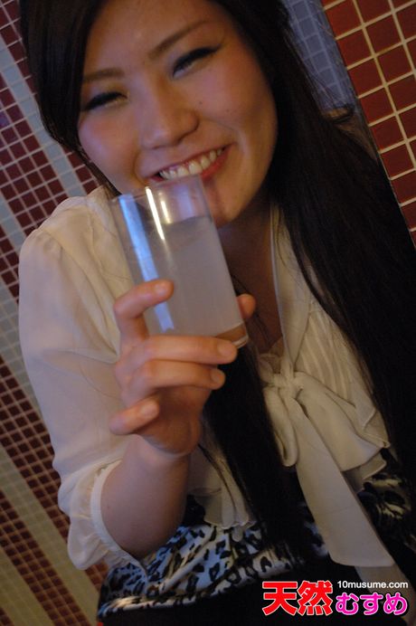 新垣澪是一位性感的亞洲美女，喜歡炫耀自己的身材曲線