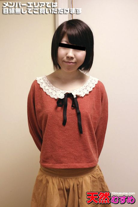 成年亞洲女士 Oriean 脫光衣服並展示她的大乳房