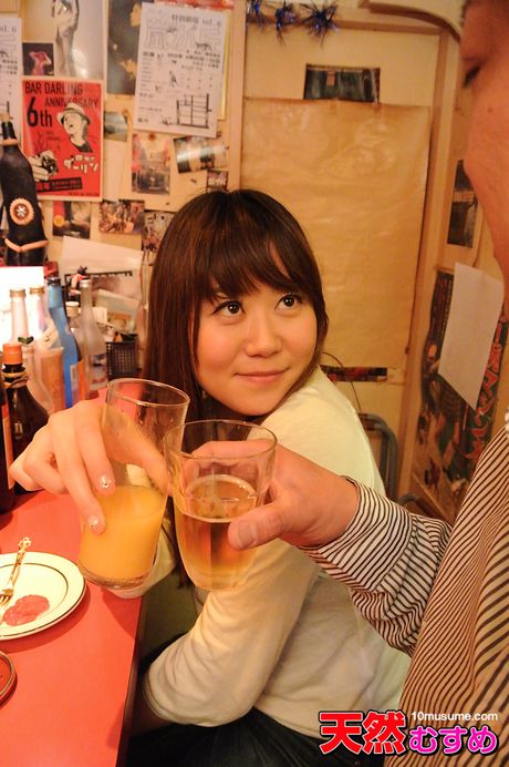 Asiatisk babe Anna Miyazaki stripper og får sin twat fyldt på sofaen