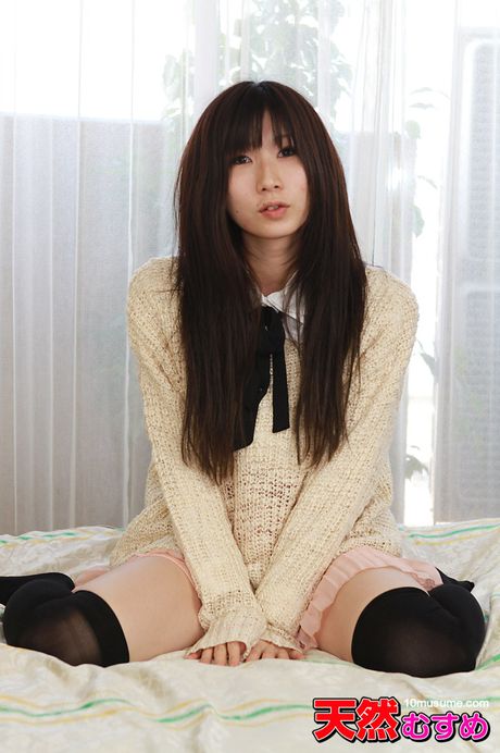 アジアの美女、奥野りりかは、オマンコに挿入される前にチンポをしゃぶる