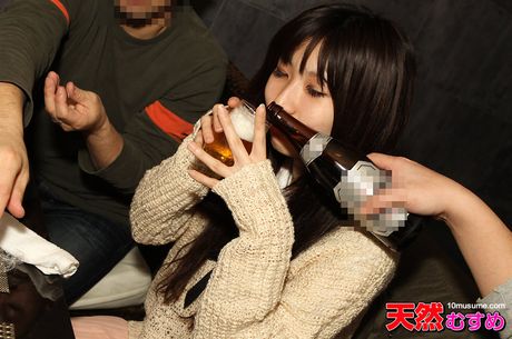 アジアの美女、奥野りりかは、オマンコに挿入される前にチンポをしゃぶる