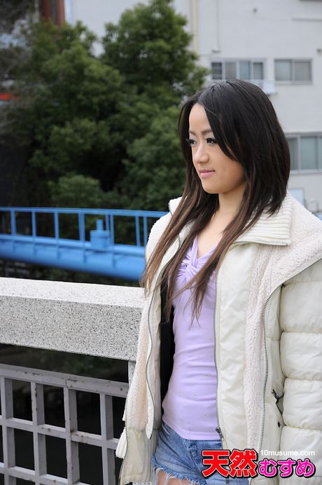 Asiatisk teenager Inoe Yumi rider en dildo efter at have fået nøgen knæstrømper