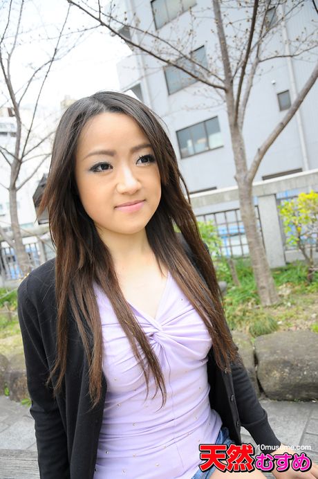 Asiatisk teenager Inoe Yumi rider en dildo efter at have fået nøgen knæstrømper