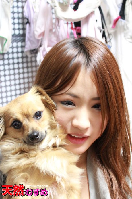 アジアの可愛い川村りかは、膣挿入後に濡れたおまんこをこすります