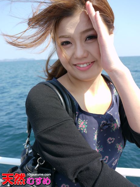 Asian girl Nao Shiraishi demonstrates her tits and toys her pussy in a solo