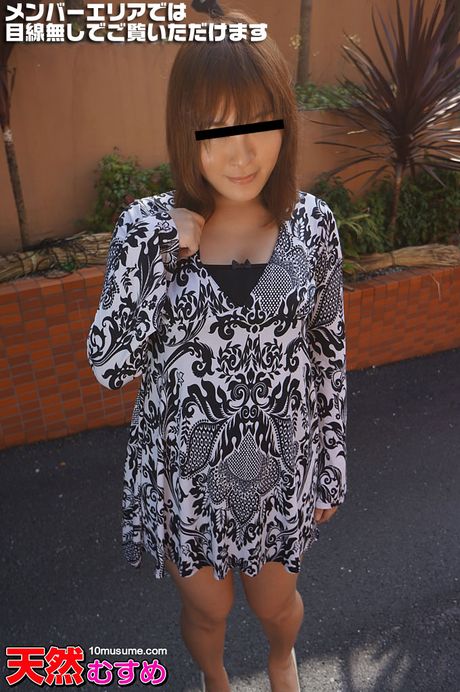 棕色眼睛的亞洲寶貝住友凱納炫耀她的大胸部和姿勢