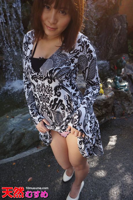 棕色眼睛的亞洲寶貝住友凱納炫耀她的大胸部和姿勢