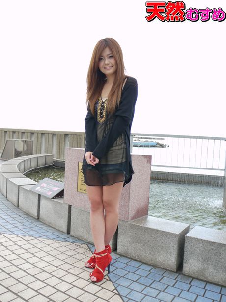 魅力的なアジア人、白石なおが平らなおっぱいを披露し、POVフェラチオを受ける