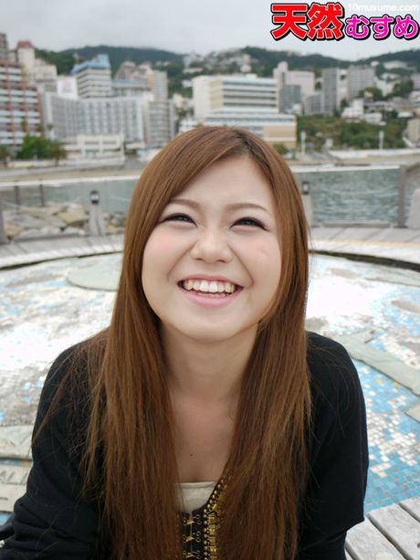 魅力的なアジア人、白石なおが平らなおっぱいを披露し、POVフェラチオを受ける